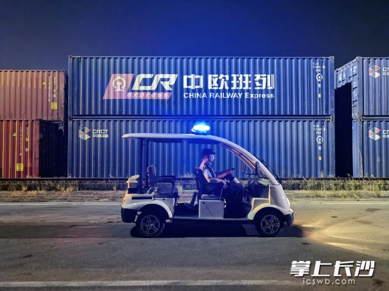 在装卸中欧班列集装箱的长沙北站货场，民警开展巡逻。