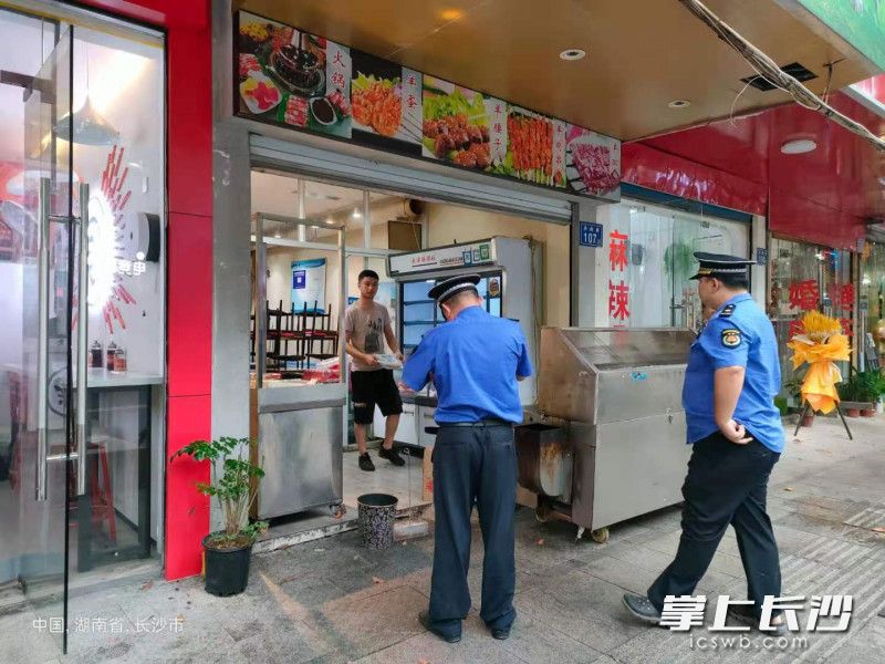 城管执法人员上门检查。  长沙晚报通讯员 高珊 供图