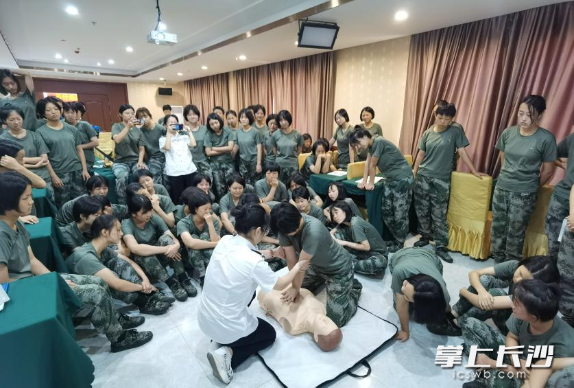 简娟正在手把手教女兵心肺复苏术。  长沙晚报通讯员 彭甜 摄