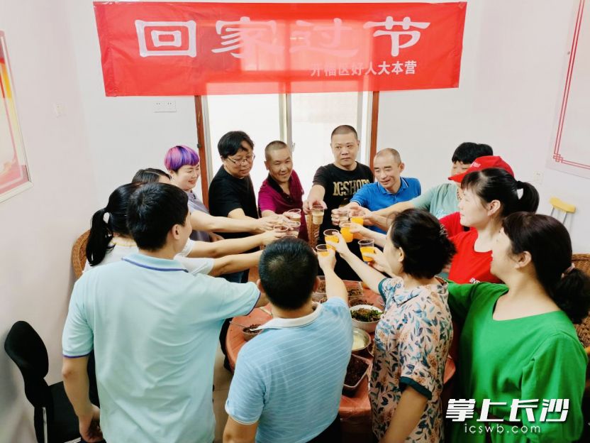 社区困难居民和好人志愿者、市场经营户在“合拢宴”上一起举杯欢聚。   均为长沙晚报全媒体记者李卓摄