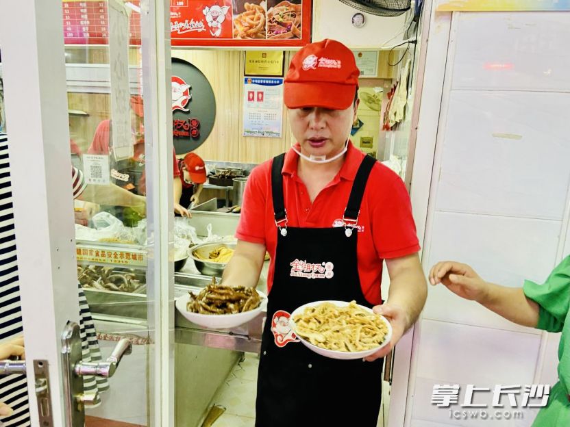 市场里的人气网红小吃档口送来了美味。 