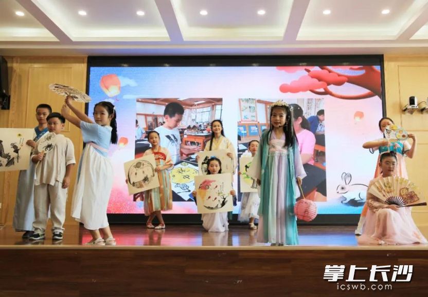 仰天湖小学的孩子们身着汉服绘制了一幅幅水墨作品。