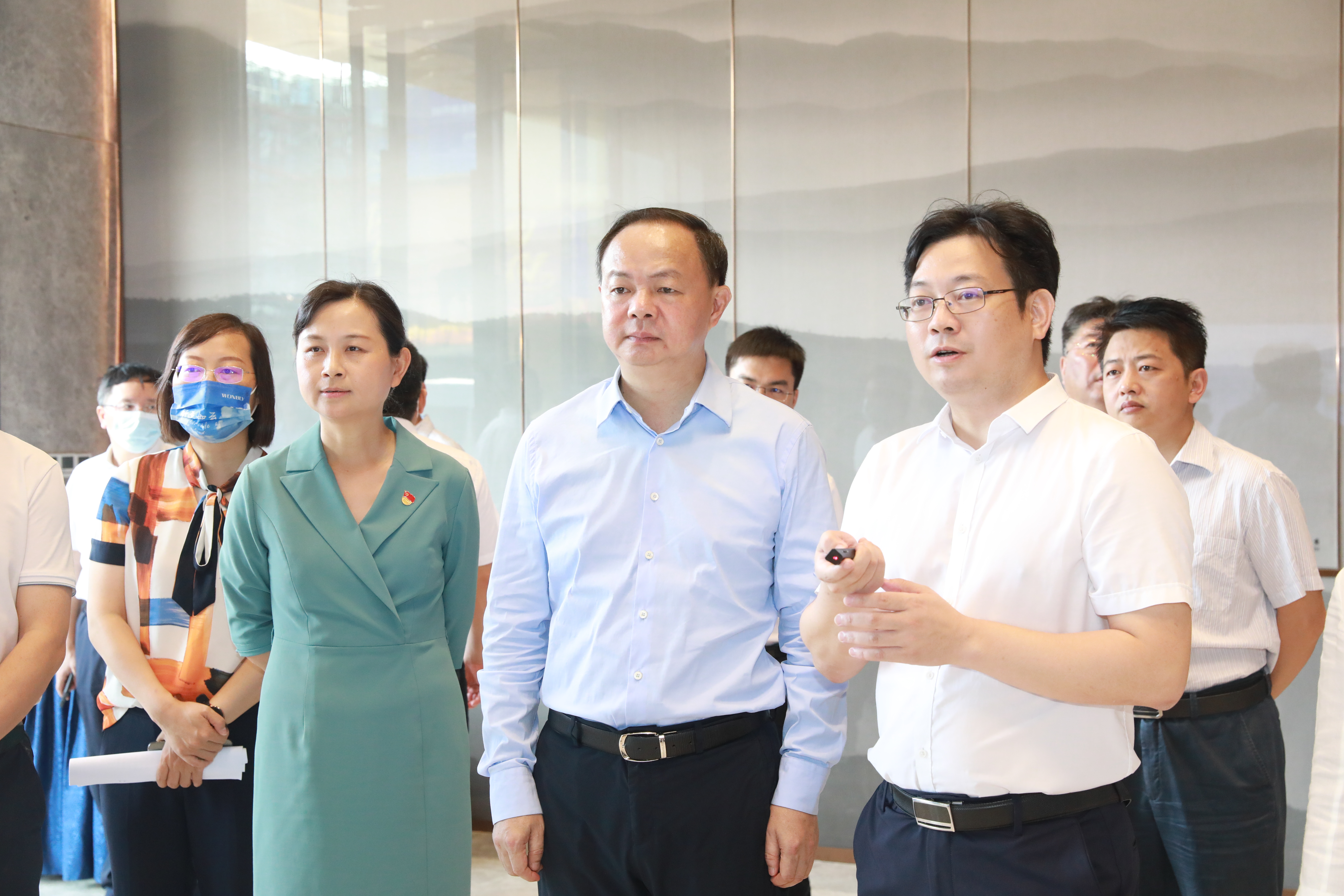 郑建新到高桥大市场及其周边提质改造工作。刘书勤摄