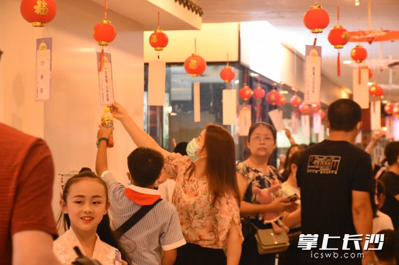 雨花非遗馆活动现场，市民们开心猜灯谜。 长沙晚报通讯员 张米娜 摄