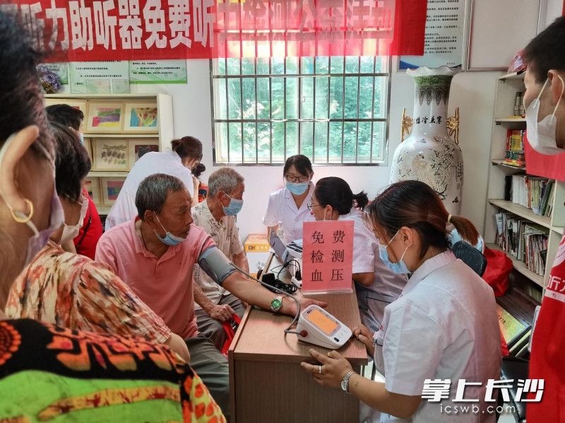 活动为居民免费测量血压。通讯员 黄佳 供图