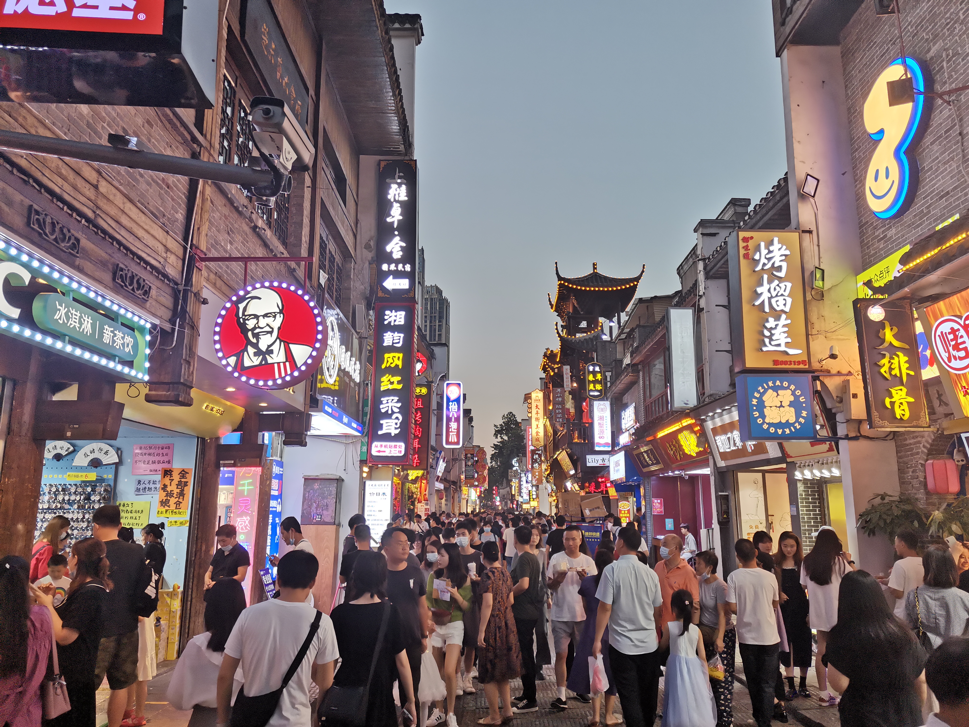 天心区网红街区上游人如织。通讯员 朱德军 供图
