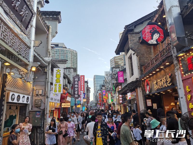 太平老街成为年轻人喜爱的打卡地。通讯员 朱德军 供图