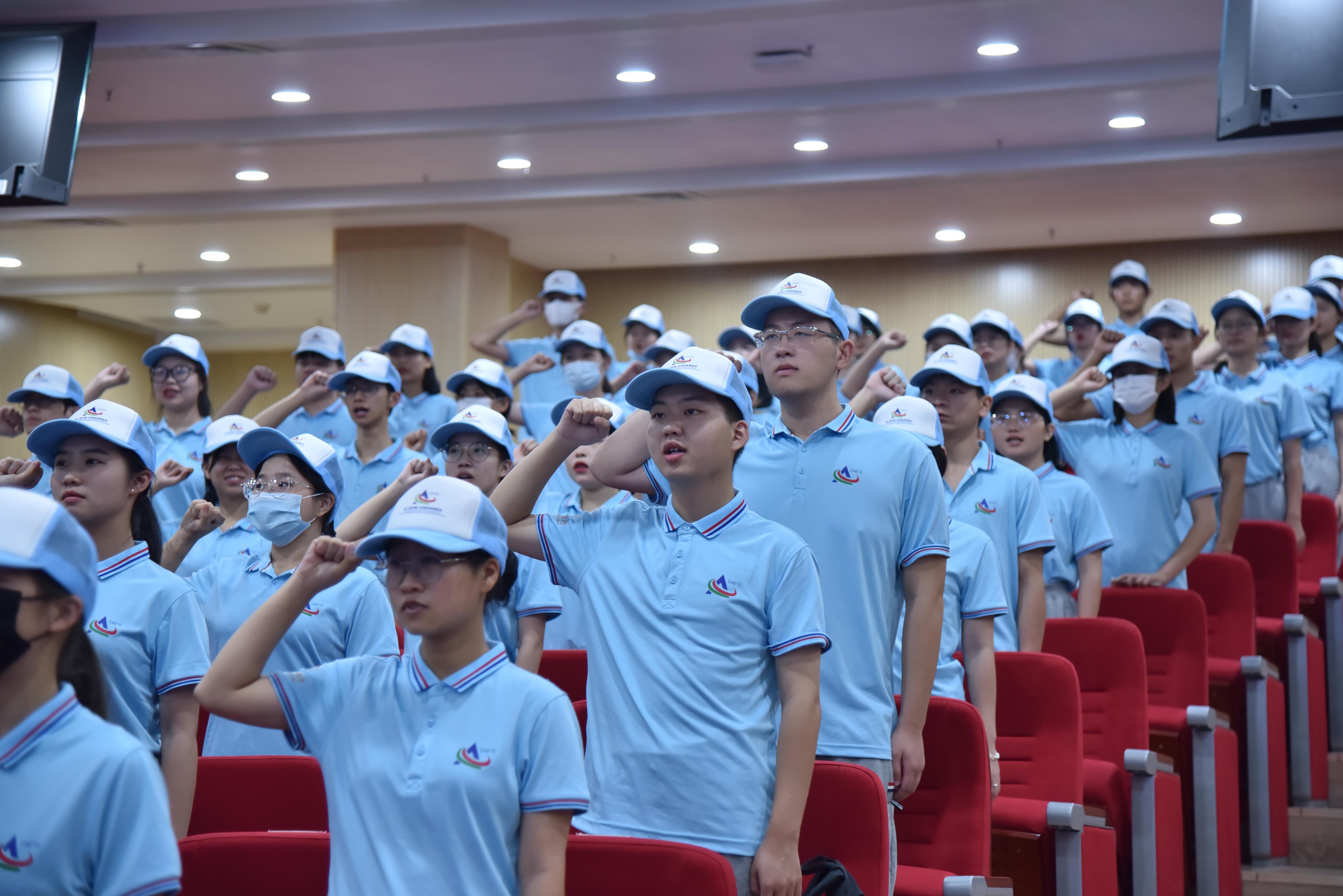 22日，湖外124名学生志愿者庄严宣誓服务好第二届中非经贸博览会。长沙晚报全媒体记者 石祯专 通讯员 周亚鹏 摄影报道
