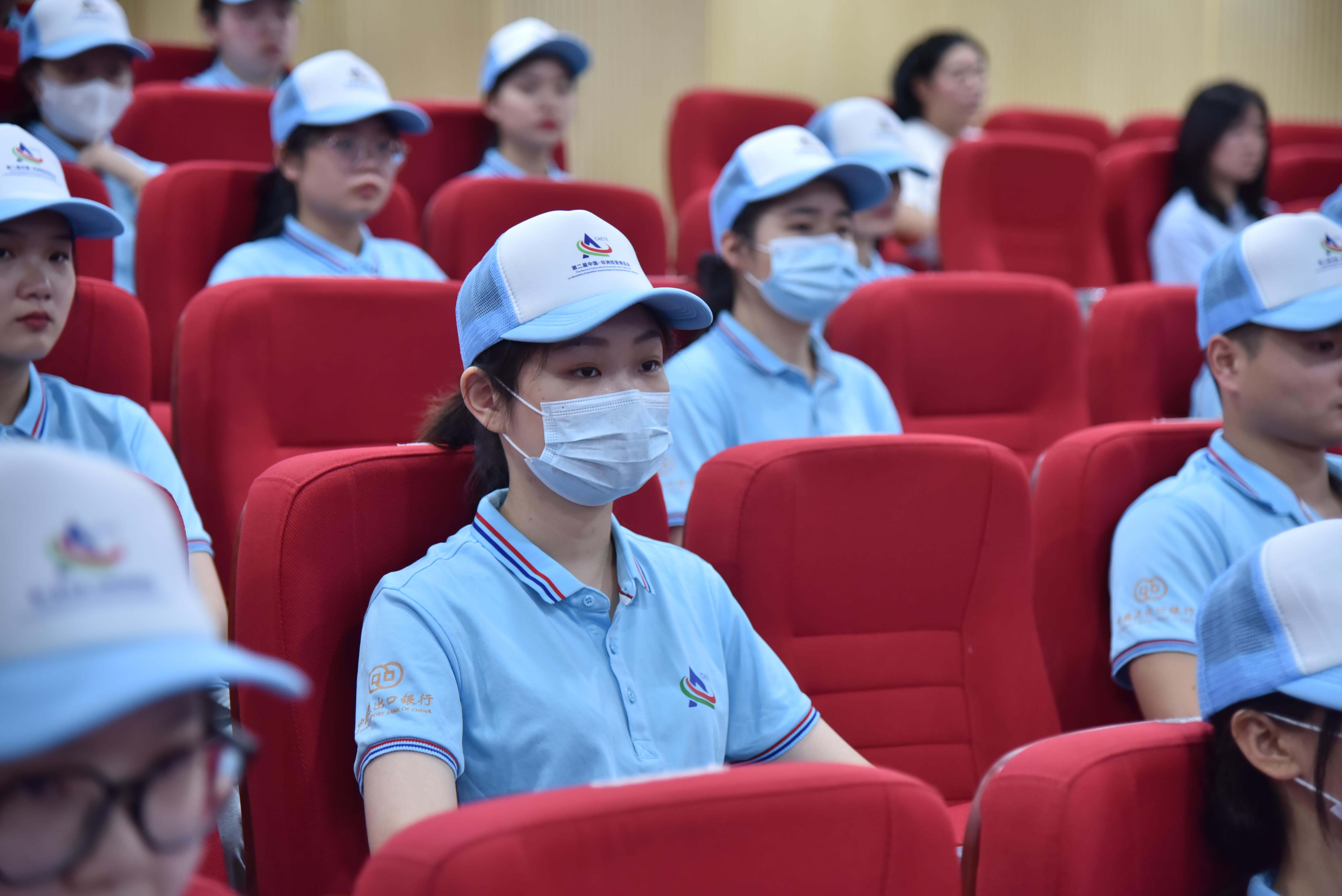 学生志愿者在誓师动员会上认真聆听。长沙晚报全媒体记者石祯专 通讯员周亚鹏 摄影报道