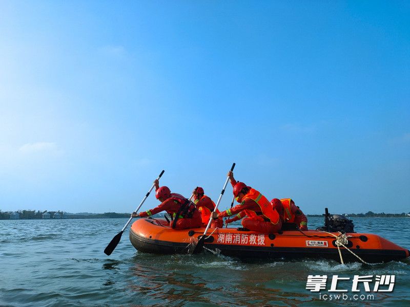 9月22日，长沙消防在千龙湖开展水域救援培训。均为长沙晚报通讯员 颜佳琪 摄