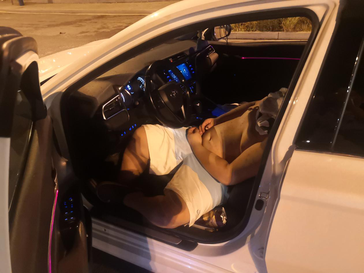 车主潘某喝醉了在驾驶座呼呼大睡。均为袁紫薇供图 车主潘某喝醉了在驾驶座呼呼大睡。均为袁紫薇供图
