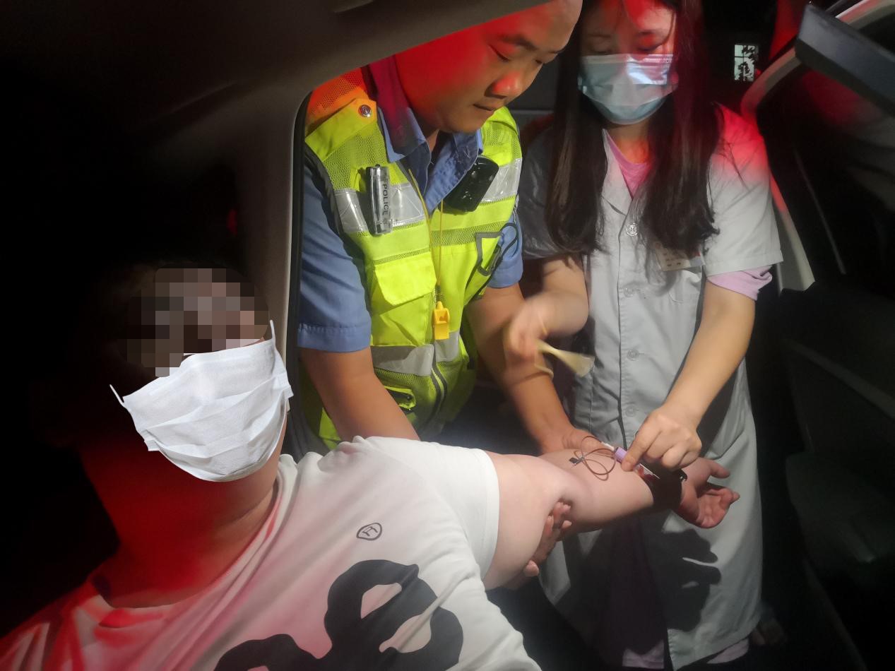 为醉酒的两人进行身体检查。 为醉酒的两人进行身体检查。