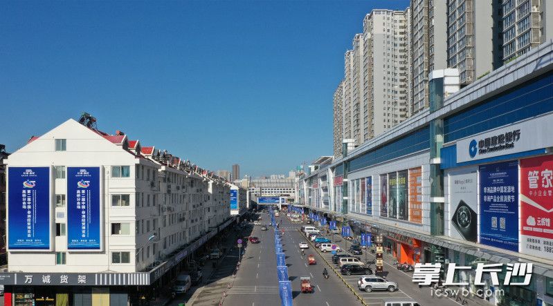 提质改造攻坚行动让高桥大市场内外兼修，清爽商圈新颜迎宾。长沙晚报通讯员  刘勇 摄