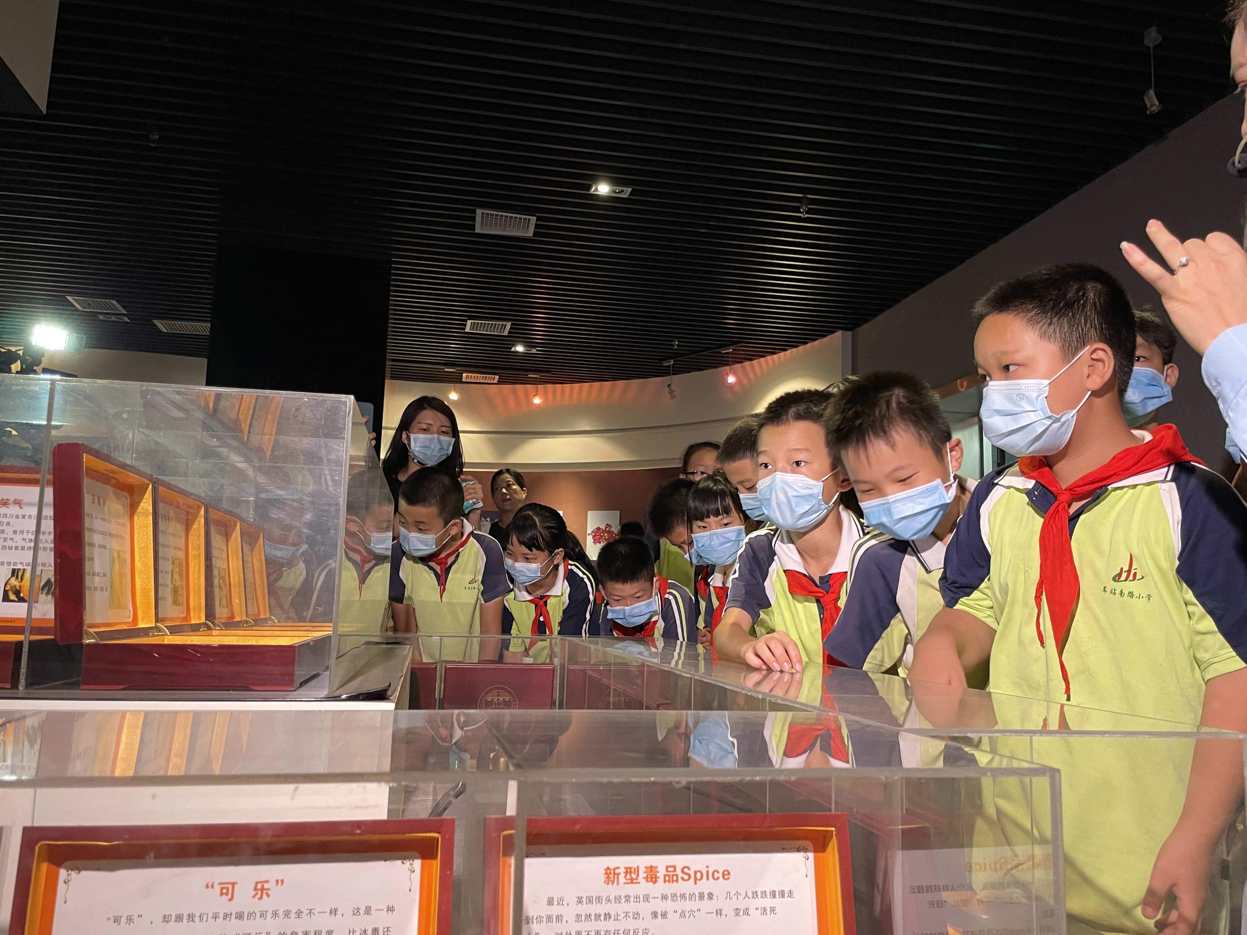 学生们参观毒品仿真模型等，了解毒品的危害。 均为长沙晚报全媒体记者 聂映荣 摄