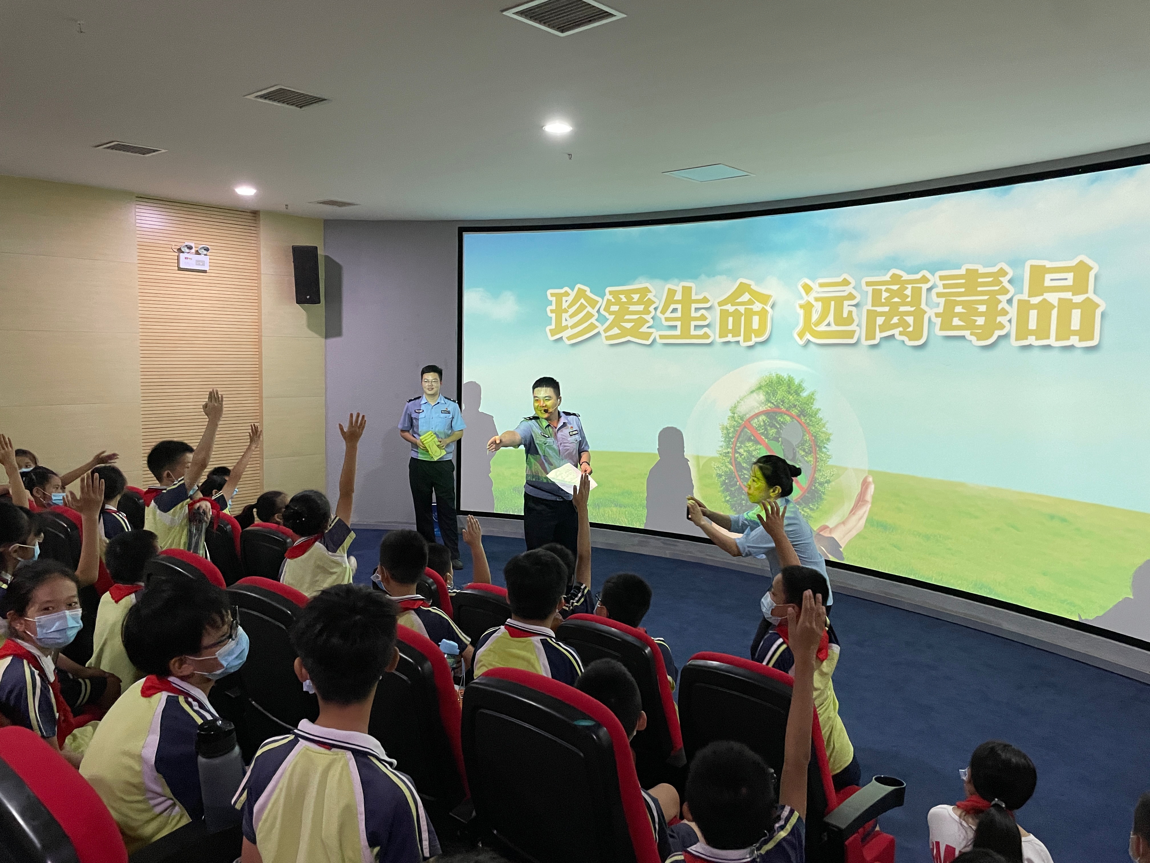 民警开展禁毒知识有奖问答，学生们纷纷举手参与。