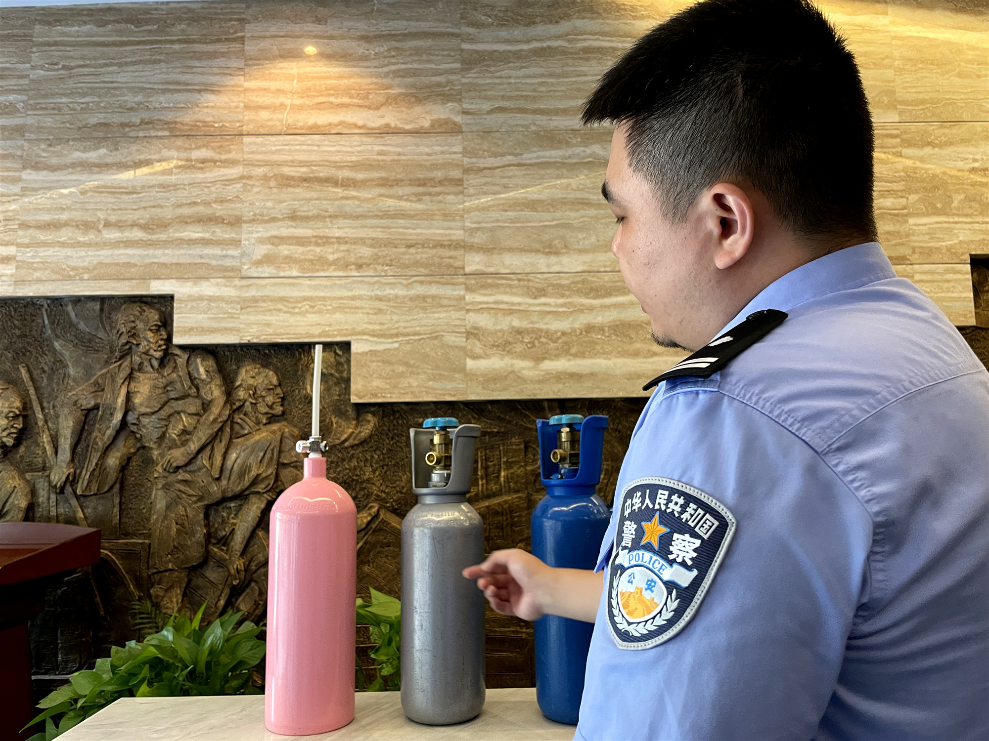 民警介绍，“笑气”贩卖团伙将“笑气”装进这些小型钢瓶进行贩卖。 长沙晚报全媒体记者 聂映荣 摄
