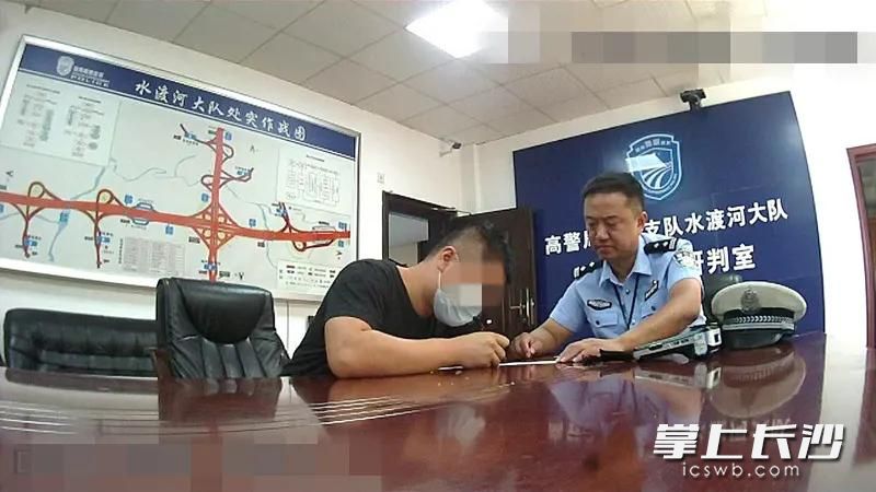 石某到长沙高速交警部门接受处理。