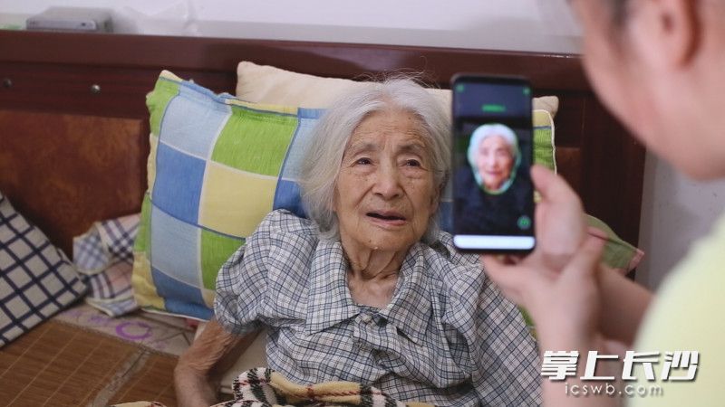 开福区社保工作人员预约上门，轻松为行动不便的老人“刷脸”认证。 长沙晚报全媒体记者 李卓 摄