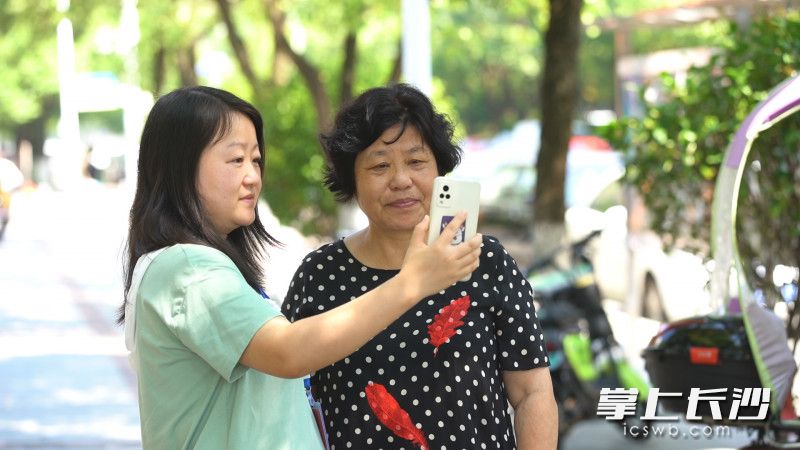 社区工作人员上门开展认证服务。 长沙晚报全媒体记者 李卓 摄