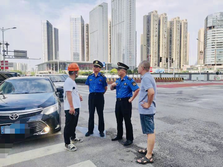 社区和城管执法人员第一时间接到投诉处理污染问题。 通讯员 田原婧雅 摄