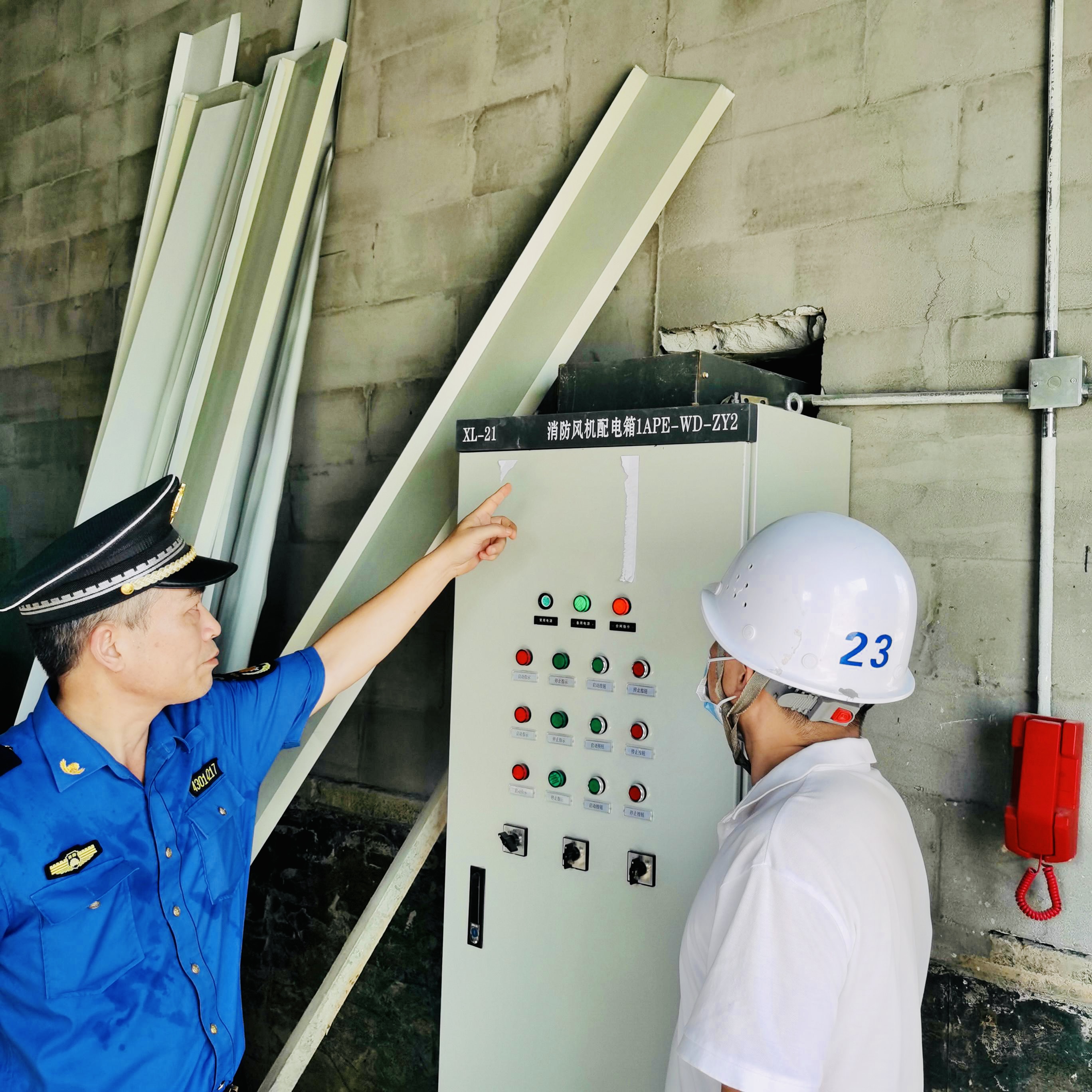 执法人员责成工地负责人迅速采取降尘降噪处理措施。 通讯员 田原婧雅 摄