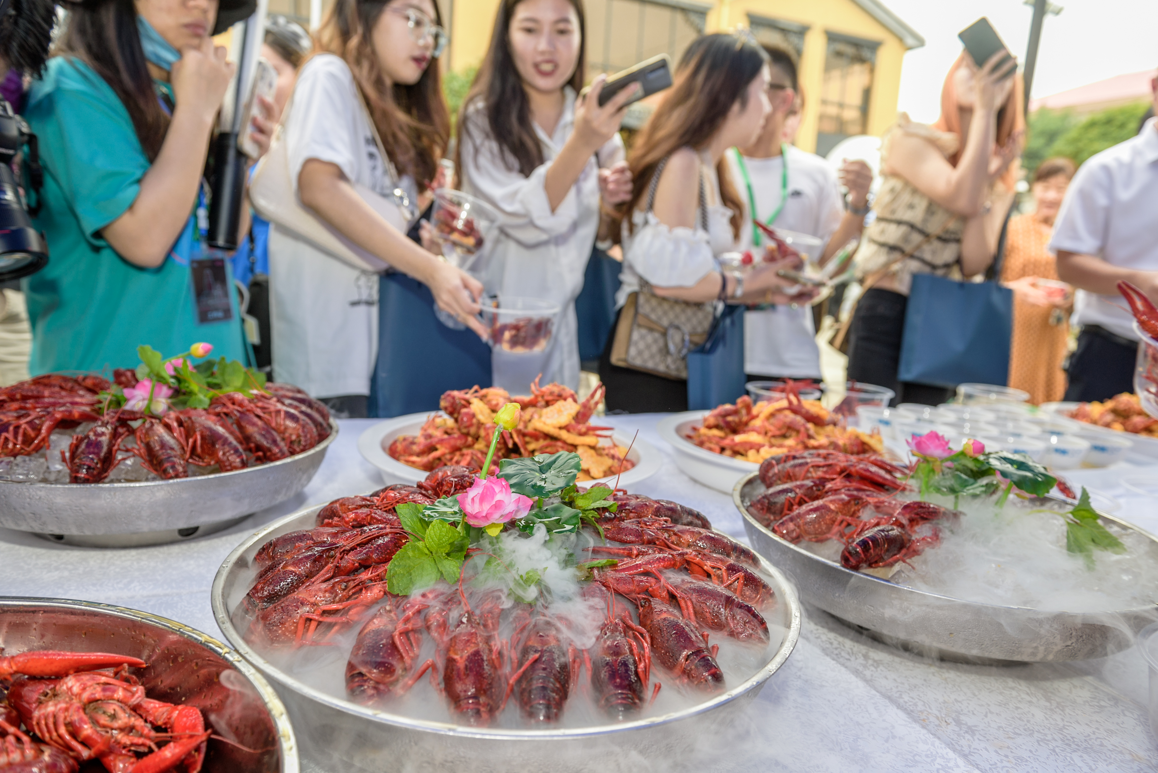 游客被乔口的特色美食所吸引。均为长沙晚报全媒体记者 陈飞  摄