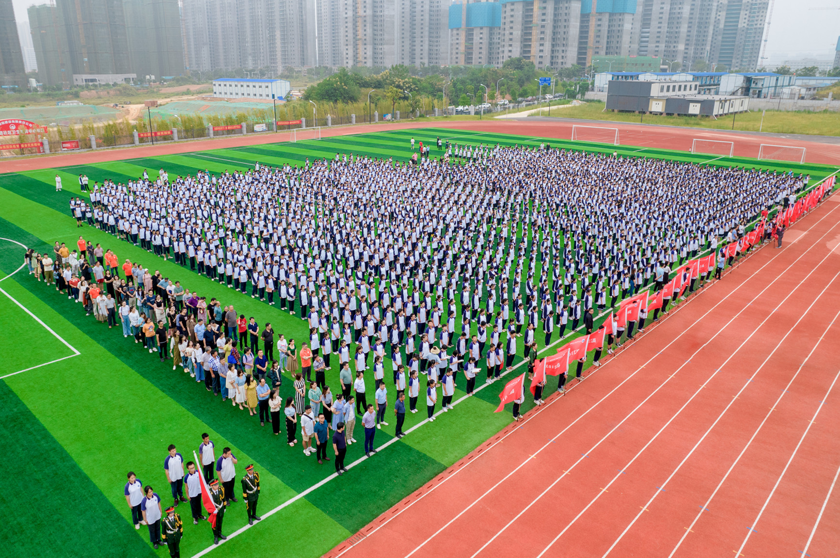 27日早上，恒定中学全体师生参加升旗仪式。均为长沙晚报通讯员 邓建平 摄