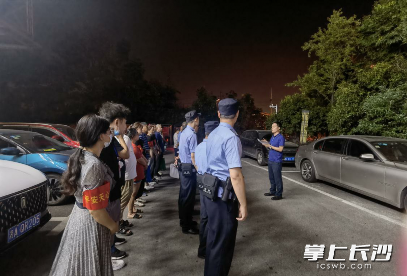 赤岭路街道禁毒、综治和公安部门执法人员及网格员组成联合行动组，吹起雷霆行动集结号。长沙晚报通讯员 沈文婷 供图