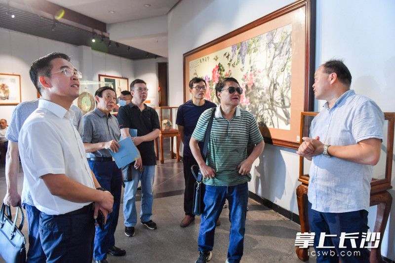 9月28日，著名作家们来到开福区沙坪湘绣小镇采风，了解湘绣的文化魅力。