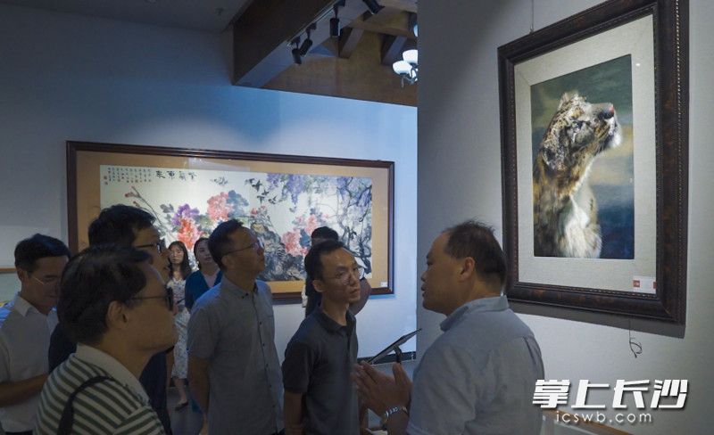 9月28日，著名作家们来到开福区沙坪湘绣小镇采风，深入了解湘绣文化的魅力。