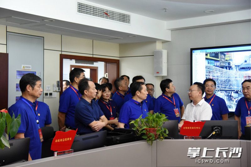 学员们考察市应急指挥中心联合值班室。