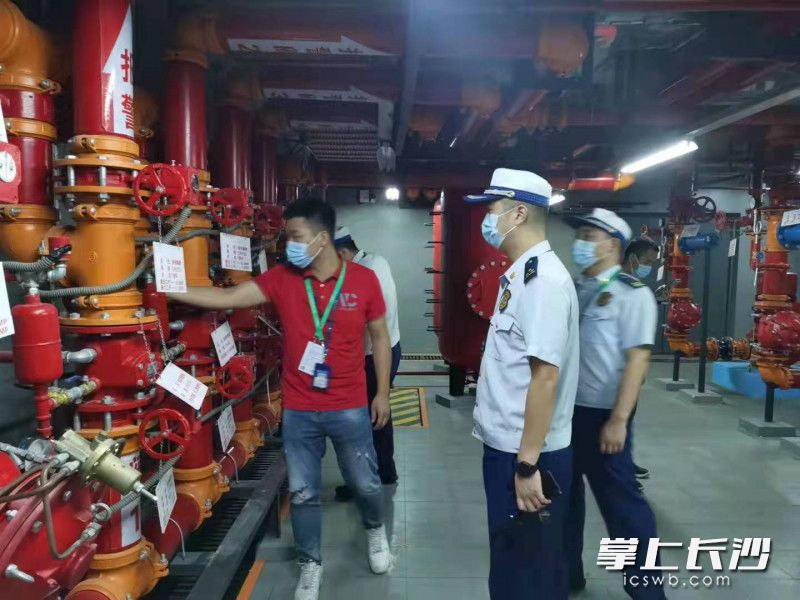 长沙县消防监督员排查相关涉展会场所消防安全。长沙消防供图