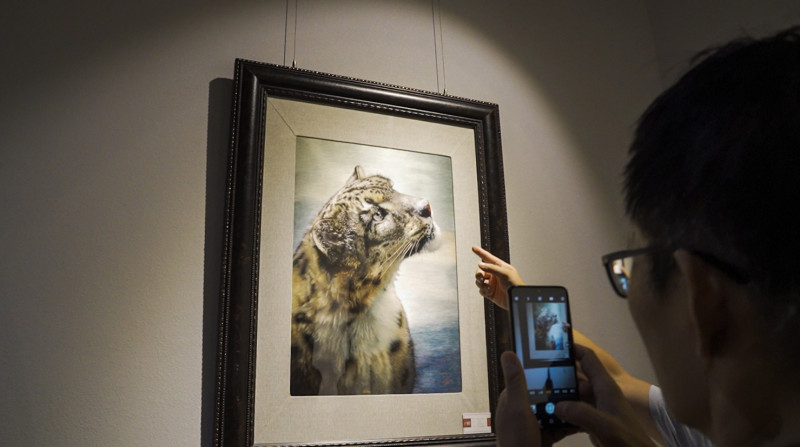 湘绣《豹子》栩栩如生，令各位作家大开眼界，啧啧称奇，纷纷拿出手机拍照。