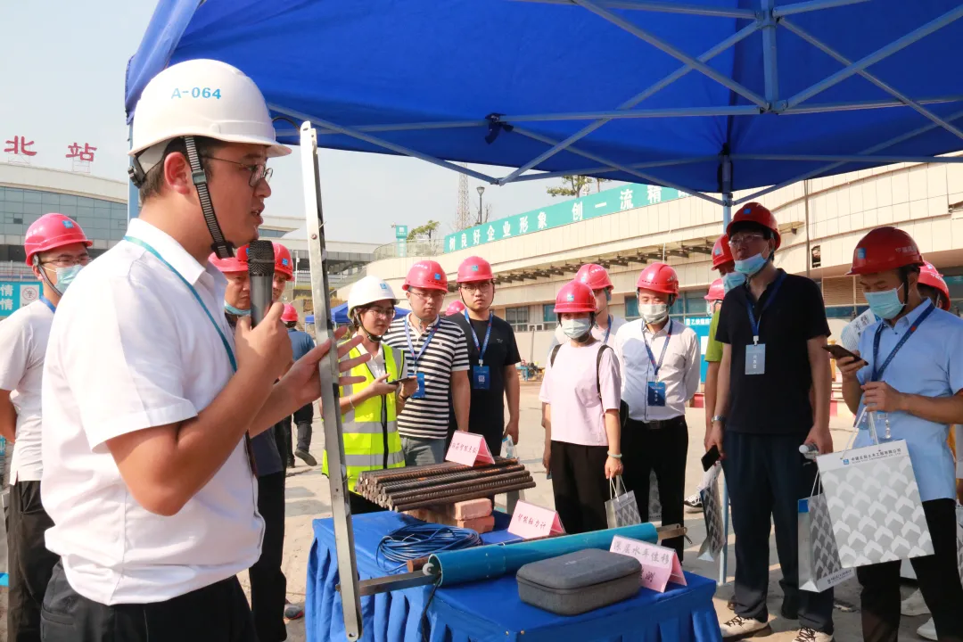 来自全国的建筑业从业人员正在长株潭西环线一期项目参观。