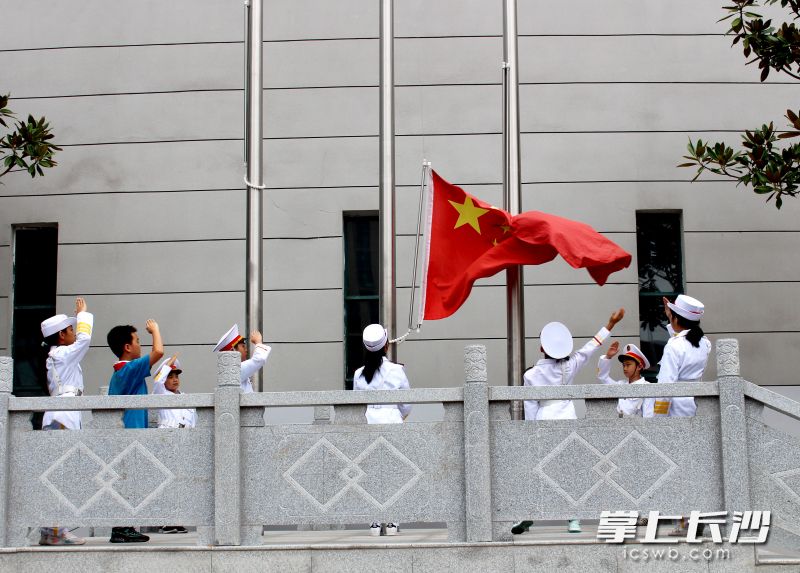 9月27日清晨，岳麓区博才卓越小学全体师生举行升旗仪式，为共和国庆祝生日。