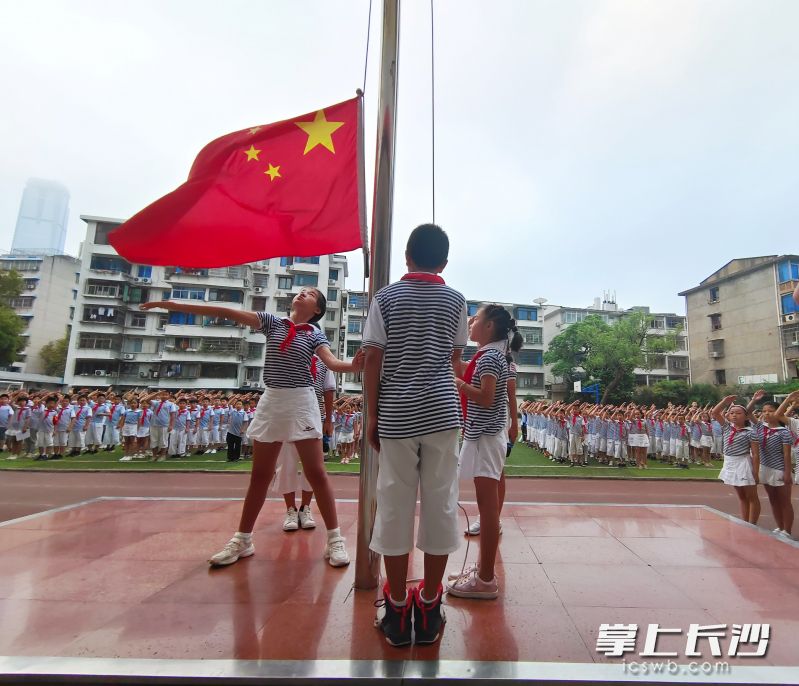 9月27日，长沙市芙蓉区育华小学全体师生精神抖擞，齐聚操场，举行隆重的升旗仪式，以最质朴真诚的方式向祖国母亲献上祝福。（本文图片均由各校提供）
