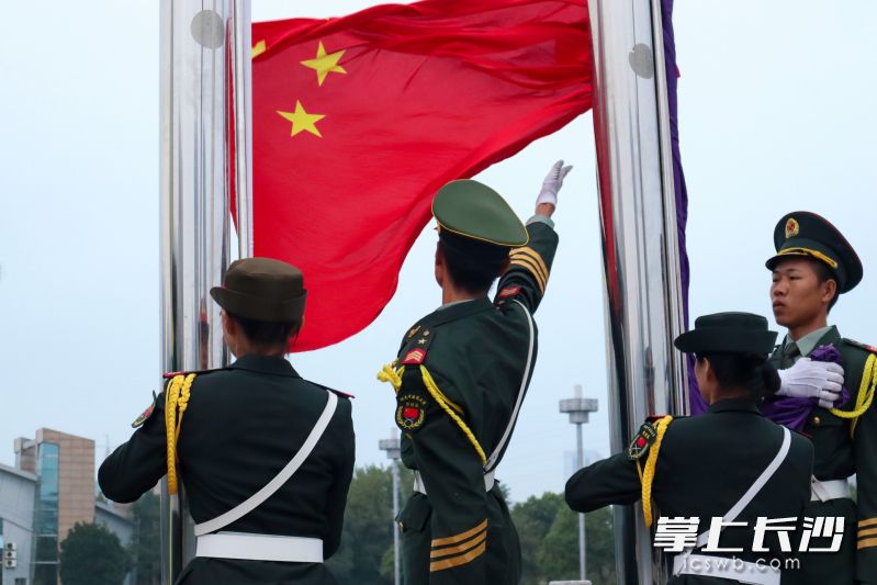 国庆前夕，湖南中医药大学举行庄严的升旗仪式，庆祝中华人民共和国成立72周年。