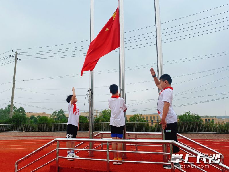 9月27日，长沙市岳麓区莲花镇中心小学举行升旗仪式，庆祝新中国成立72周年。