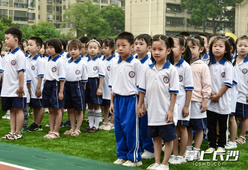 爱国主义教育从娃娃抓起。国庆前夕，长沙实验高裕学校举行升旗仪式，这是刚进入小学一年级的小朋友在行注目礼。