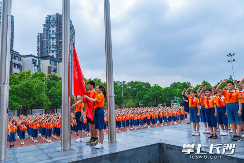 国庆前夕，岳麓区博才小学全体师生举行隆重的升旗仪式，为共和国庆生。