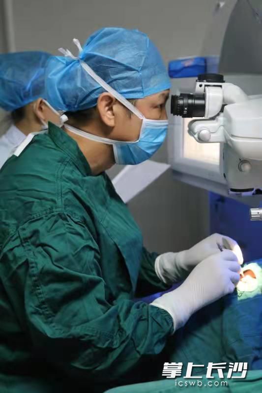 马代金为患者开展屈光近视手术。  医院供图