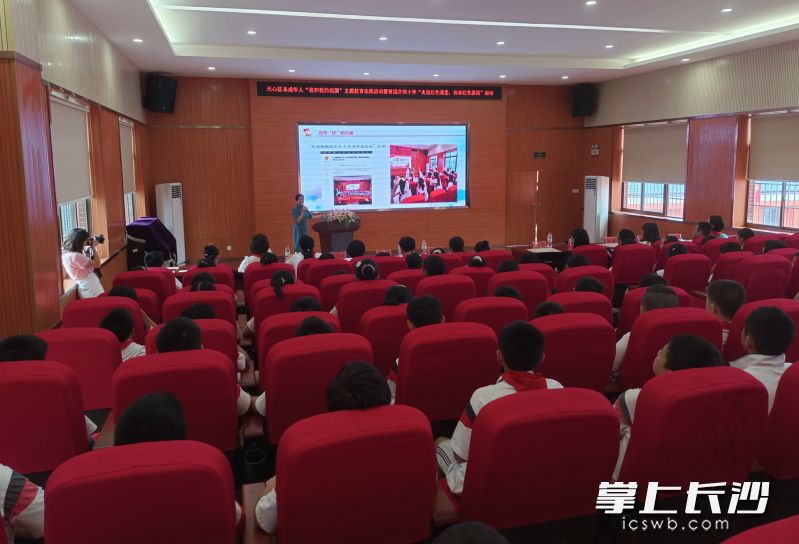 李懿老师为同学们上微党课《学往“饻” 争朝夕》。