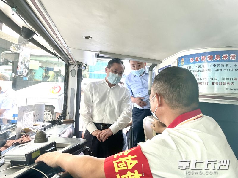 在湘江新区综合交通枢纽检查期间，张敏登上待发客车与驾驶员交谈，了解安全行车情况。 长沙晚报全媒体记者 聂映荣 摄