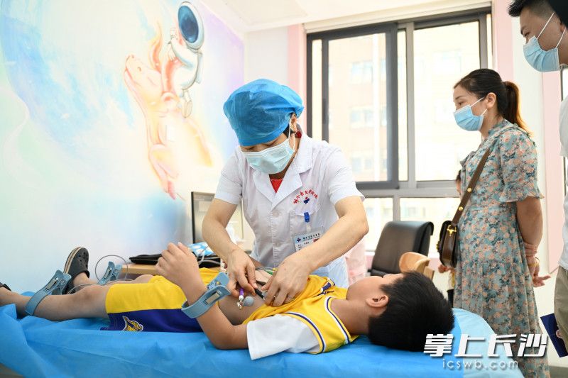 墙壁上的彩绘是太空世界和童话故事
