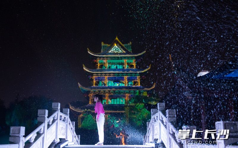 10月1日，国内首个沉浸式湖湘美学5D幻境时光体验秀场《橘洲·江天暮雪》在橘洲·拱极楼开演，现场美轮美奂。图片均为长沙晚报全媒体记者 邹麟 摄