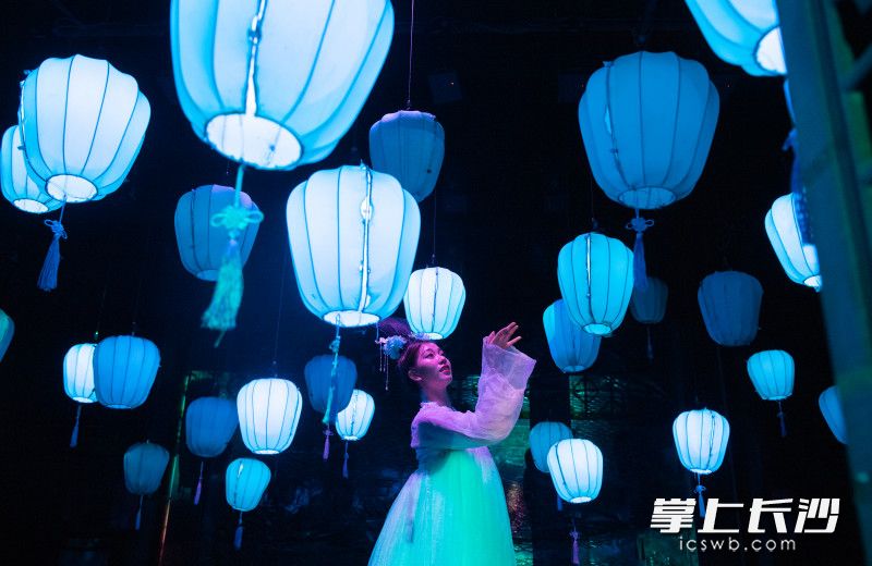 10月1日，国内首个沉浸式湖湘美学5D幻境时光体验秀场《橘洲·江天暮雪》在橘洲·拱极楼开演，现场美轮美奂。图片均为长沙晚报全媒体记者 邹麟 摄