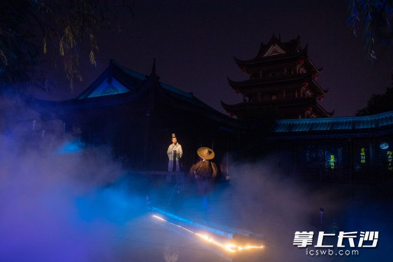 10月1日，国内首个沉浸式湖湘美学5D幻境时光体验秀场《橘洲·江天暮雪》在橘洲·拱极楼开演，现场美轮美奂。图片均为长沙晚报全媒体记者 邹麟 摄