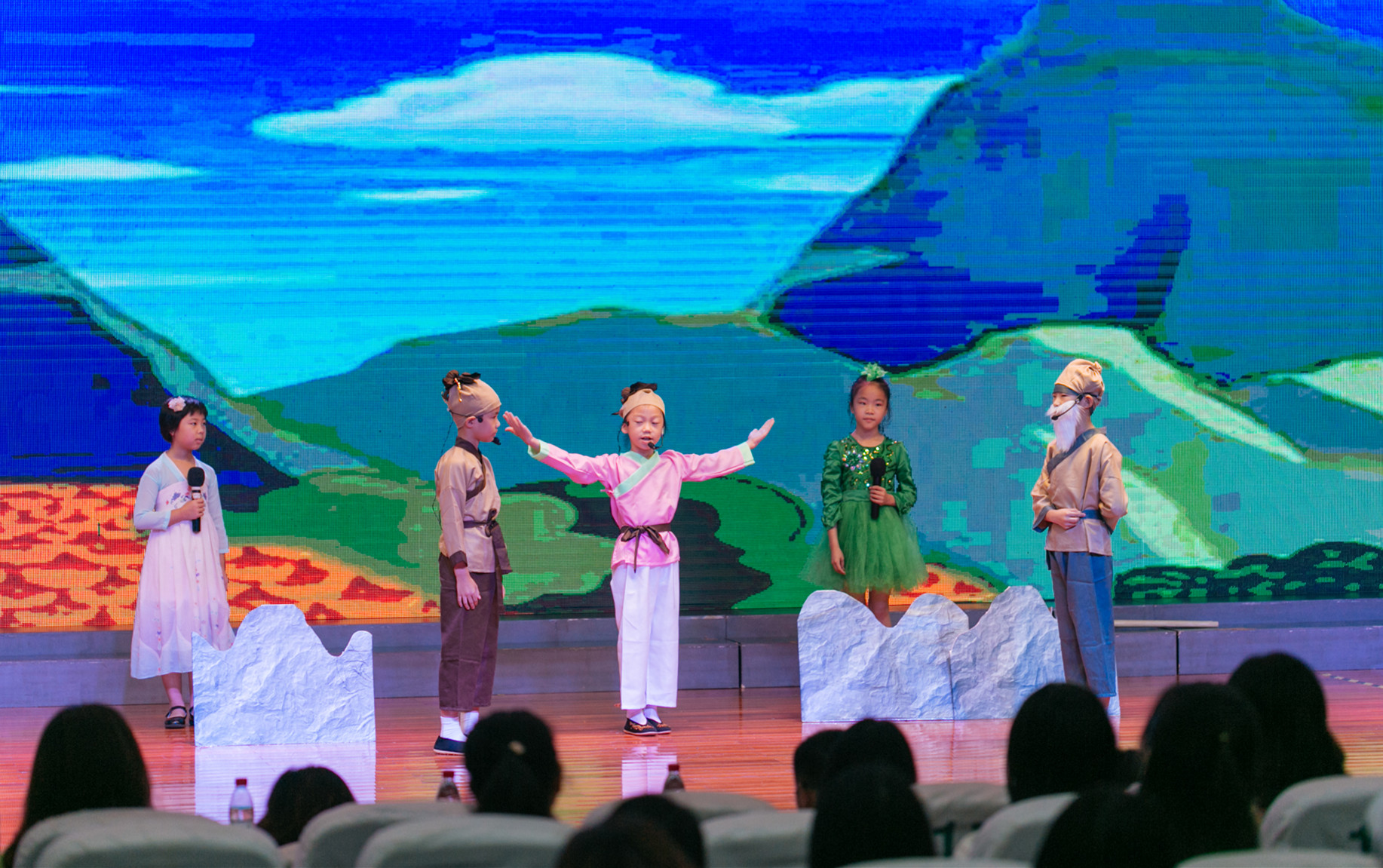 四（13）班学生带来精彩的课本剧表演——《愚公移山》。