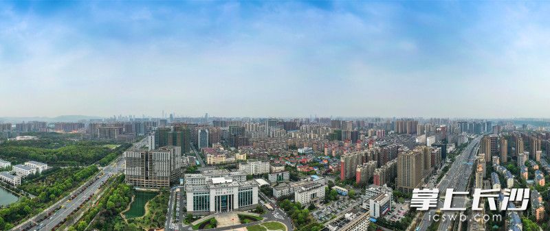 天心区治大院位于芙蓉南路与湘府路交汇处，有496个停车位。长沙晚报全媒体记者 陈飞 摄