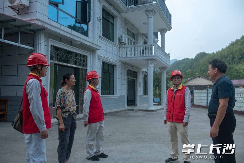 一村一策，一户一法。张坊供电所坚持走村串户，确保活动落实到实处。